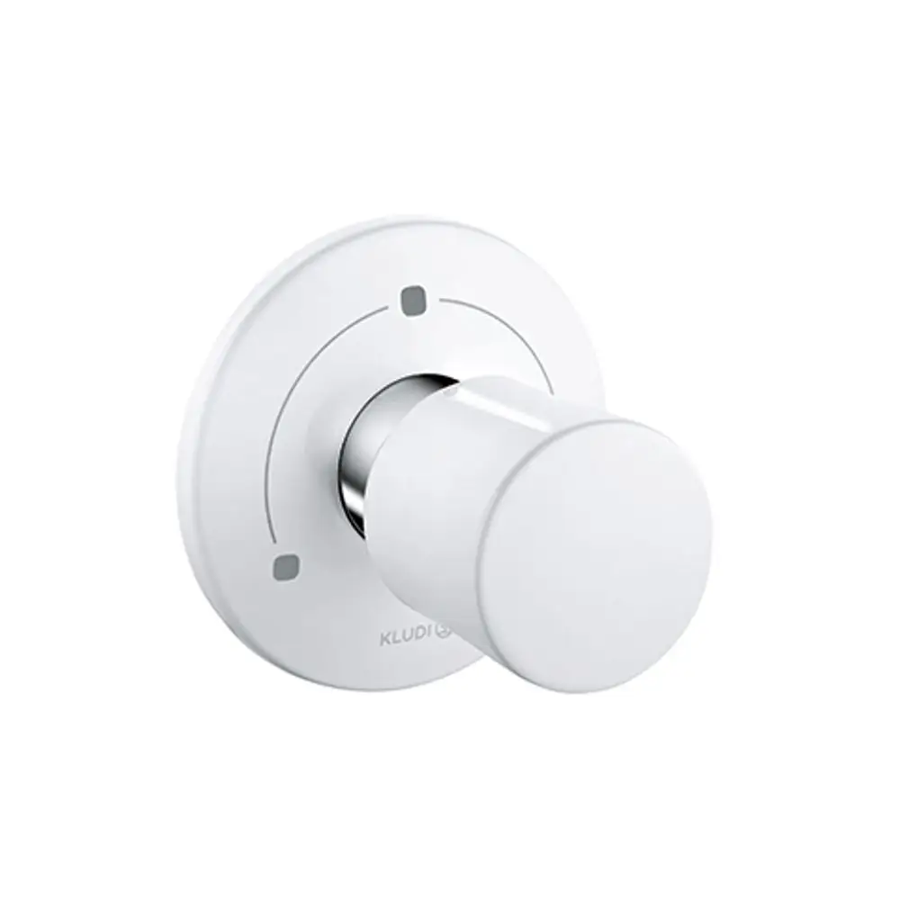 Kludi-Element für die Umstellung von drei Wasserstrahlen, mit runder, schlichten Oberfläche in Weiß und Chromfinish, montiert auf einer runden Wandplatte.